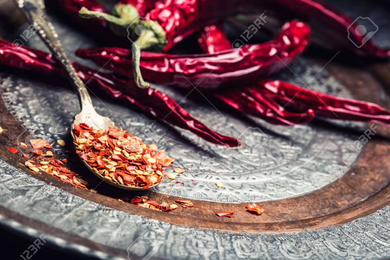 Chili Chilischoten Mehrere Getrocknete Chilischoten Und Zerquetschte Paprika Auf Einem Alten Loffel Verschuttet Herum Mexikanische Zutaten Kuche Lizenzfreie Fotos Bilder Und Stock Fotografie Image 54617438