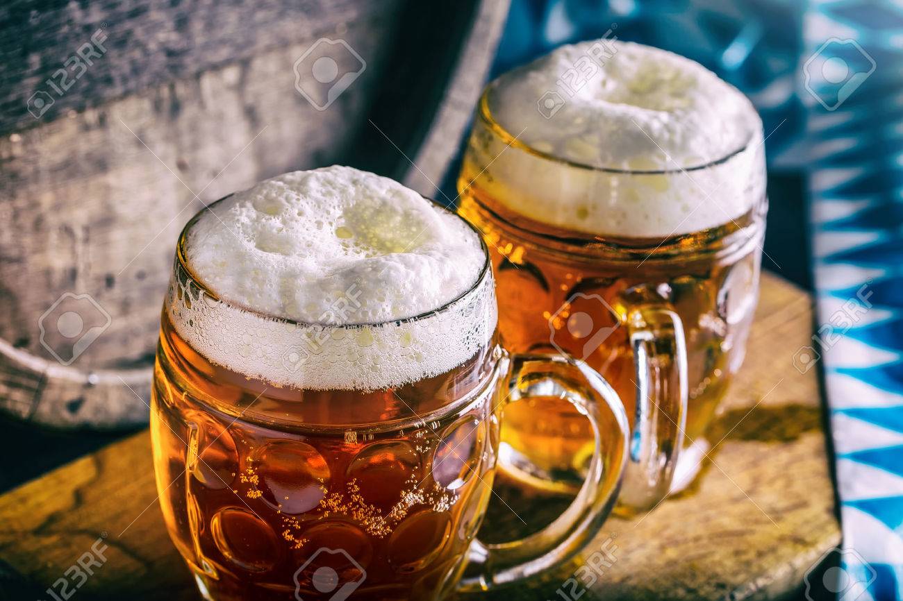 cerveza oktoberfest two cervezas frías cerveza de barril cerveza