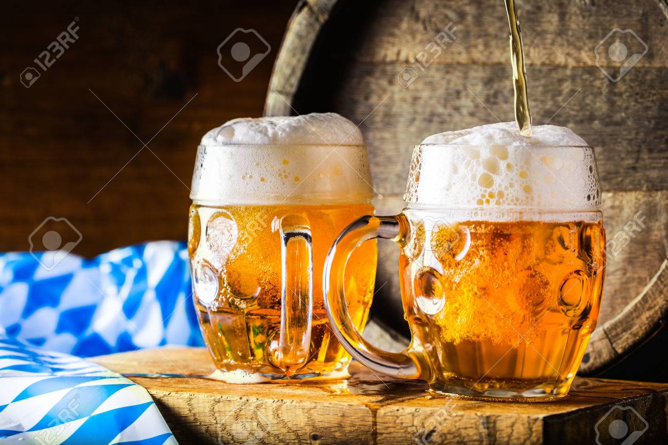 cerveza oktoberfest two cervezas frías cerveza de barril cerveza