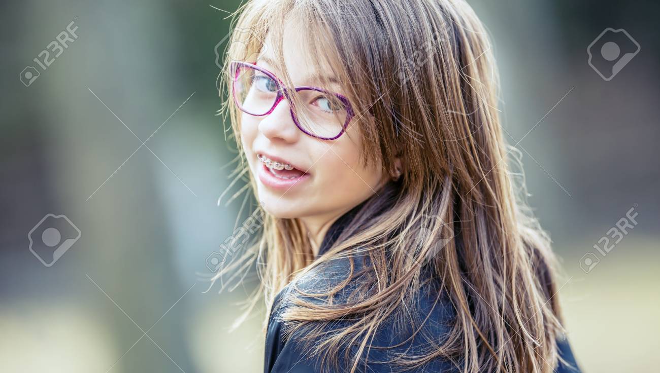 女の子 ティーン プレティーン メガネの女の子 歯ブレースを持つ少女 若いかわいい白人金髪の女の子は歯ブレースとメガネを着用します の写真素材 画像素材 Image