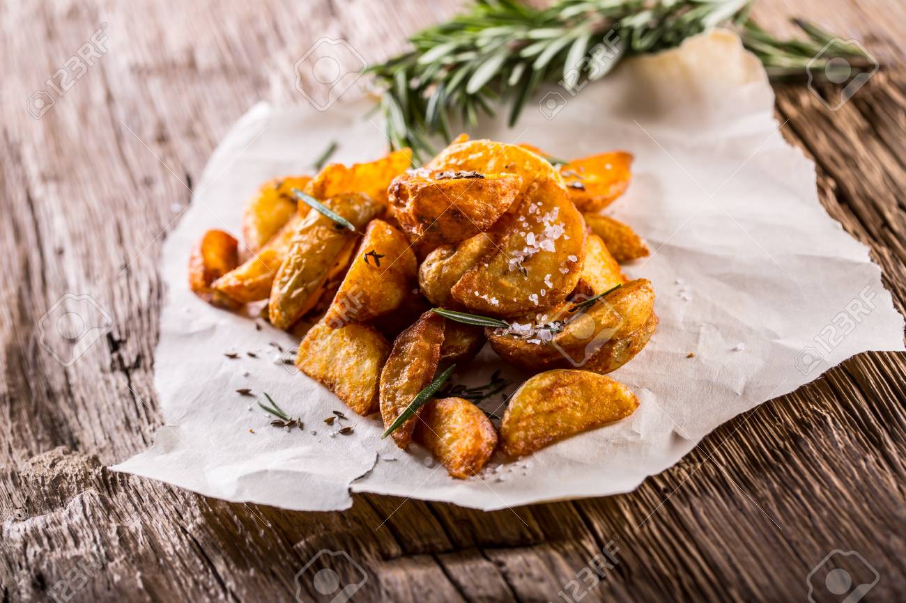 ジャガイモ ロースト ポテト アメリカのポテト塩ローズマリーとクミン ロースト ポテトくさびおいしいサクサク の写真素材 画像素材 Image