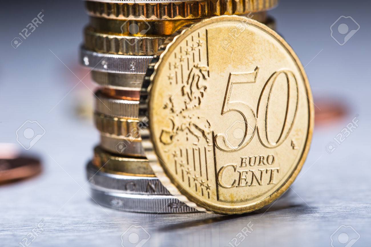 端に 50 セント硬貨 ユーロのお金 ユーロ通貨 ユーロ硬貨は 別の位置でお互いに積層 の写真素材 画像素材 Image 端に 50 セント硬貨 ユーロのお金 ユーロ通貨 ユーロ硬貨は 別の位置でお互いに積層 の写真素材 画像素材 Image