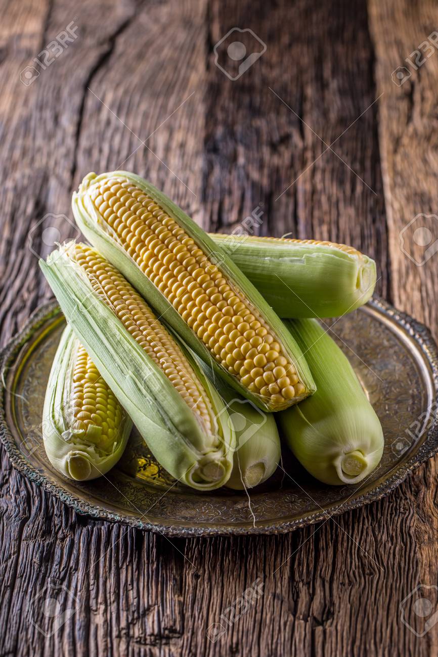 トウモロコシ 黄色 甘い Cob 栄養 穀物 夏 植物 赤ちゃん テーブル 背景 新鮮な食品 クローズ アップ 有機 自然 熟した とうもろこし 木製 健康 自然 食事 農業 農場 作物 黄金 トウモロコシ 緑 原料 野菜 葉 Farmi の収穫 の写真素材