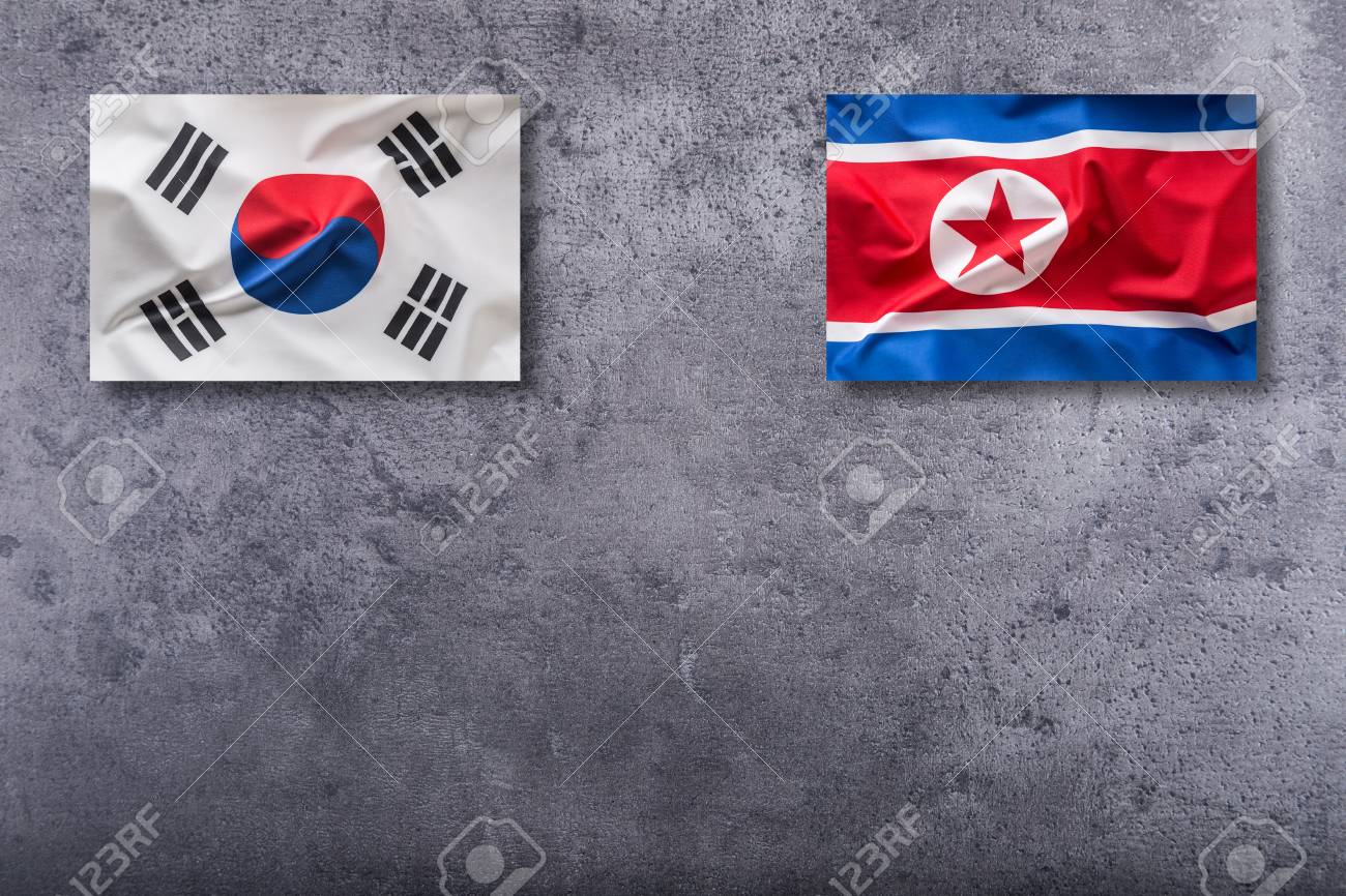 北朝鮮と韓国の国旗 北朝鮮と韓国は 具体的な背景に旗を掲げている の写真素材 画像素材 Image