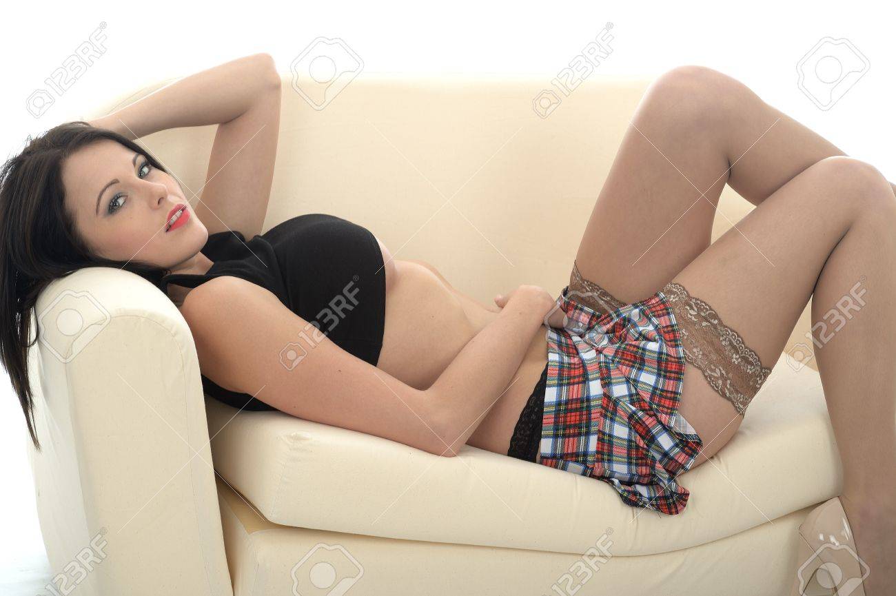 Filles nues en mini jupes