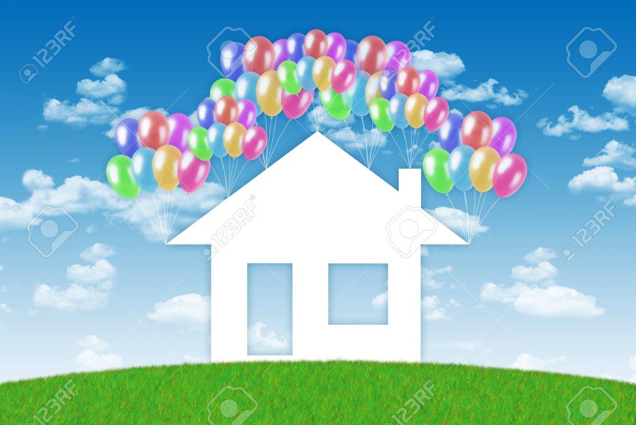 Kleines Haus Aus Papier Fliegen Auf Einem Bunten Luftballons Ein