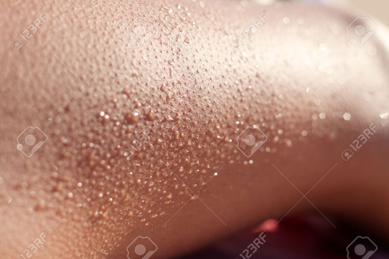 鳥肌マクロ日没コールドで女性の足 の写真素材 画像素材 Image