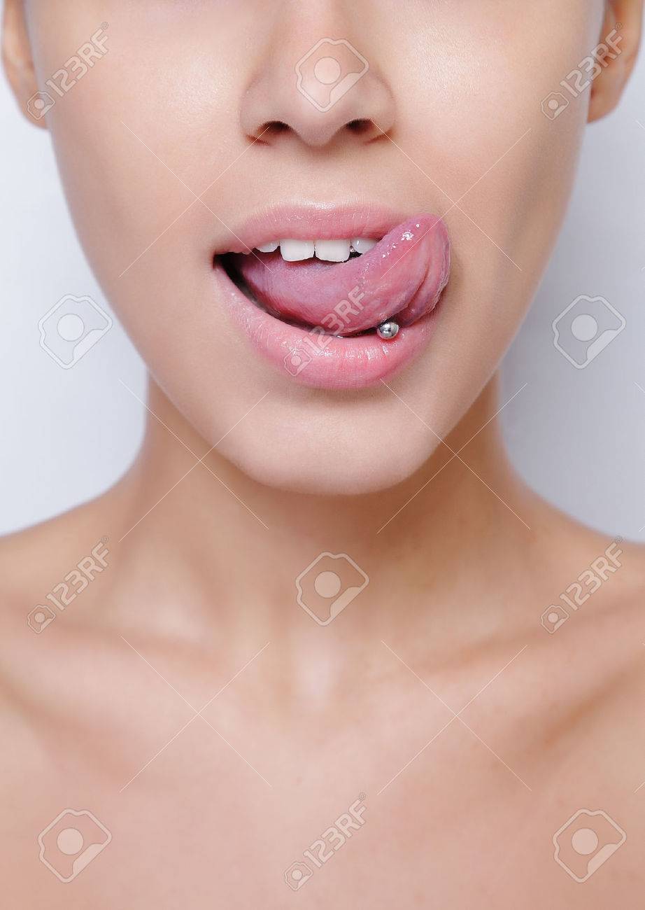 美人彼女の舌を突き出し 彼女の若いピアスを表示 の写真素材 画像素材 Image 美人彼女の舌を突き出し 彼女の若いピアスを表示 の写真素材 画像素材 Image