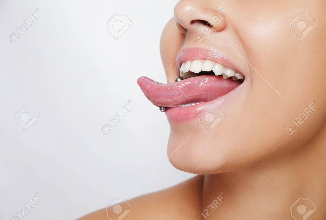 美人彼女の舌を突き出し 彼女の若いピアスを表示 の写真素材 画像素材 Image