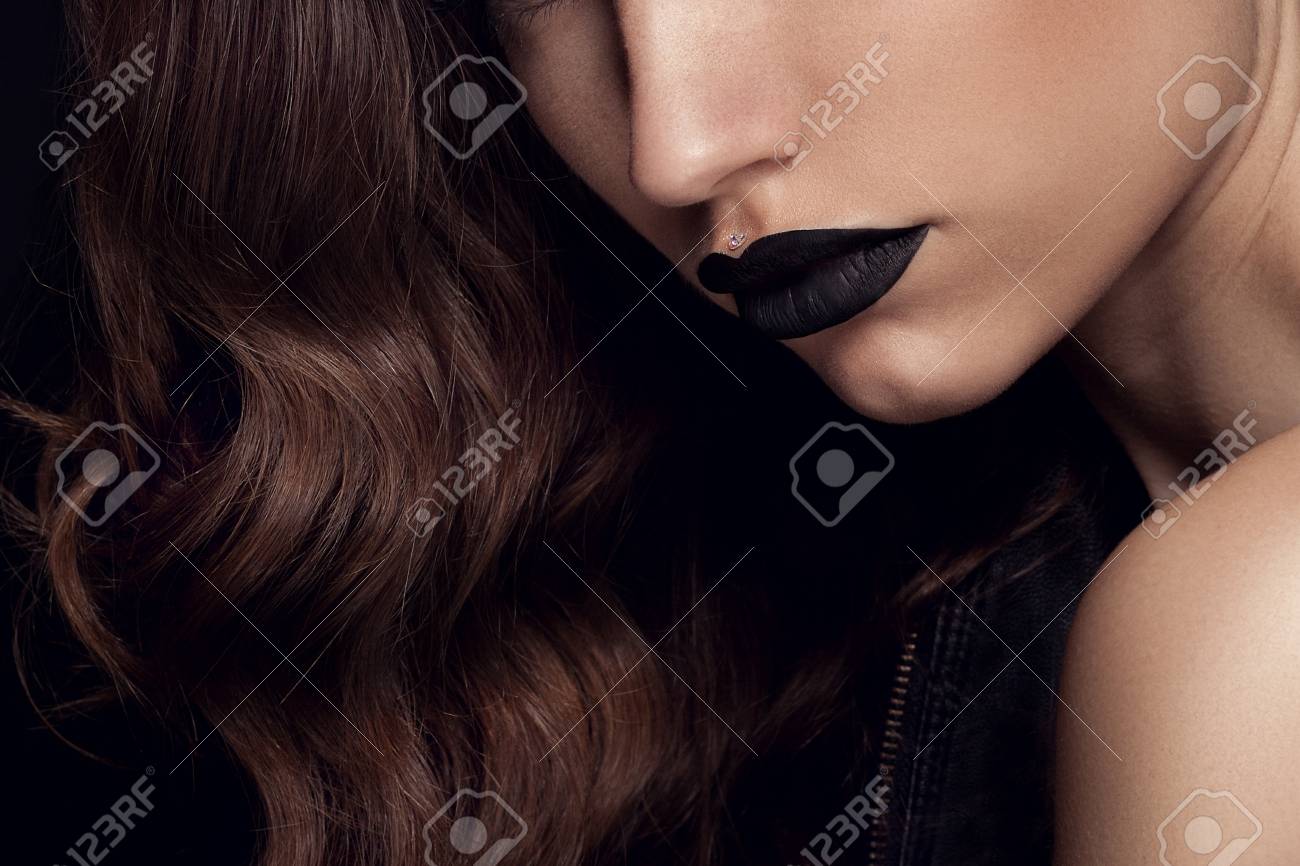 美黒リップメイク 黒メイクアップ 長い Lushes と美容ファッション モデルの女の子 ファッション流行のキャビア黒のマニキュアします の写真素材 画像素材 Image