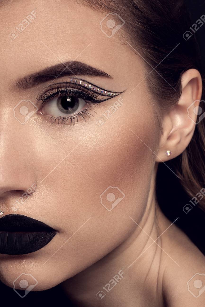 美黒リップメイク 黒メイクアップ 長い Lushes と美容ファッション モデルの女の子 ファッション流行のキャビア黒のマニキュアします の写真素材 画像素材 Image