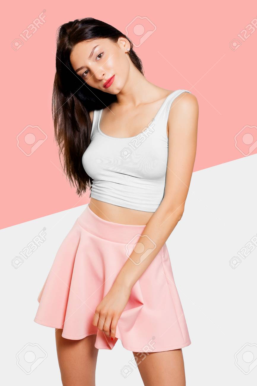 人 美容 ファッション ライフ スタイル カラー コンセプト ピンクのスカートとターコイズ トップでセクシーな魅力的な女の子 スタジオの若い美しい女性 率直な挑発的なポーズで立っている女の子 雑誌コラージュ アート の写真素材 画像素材 Image