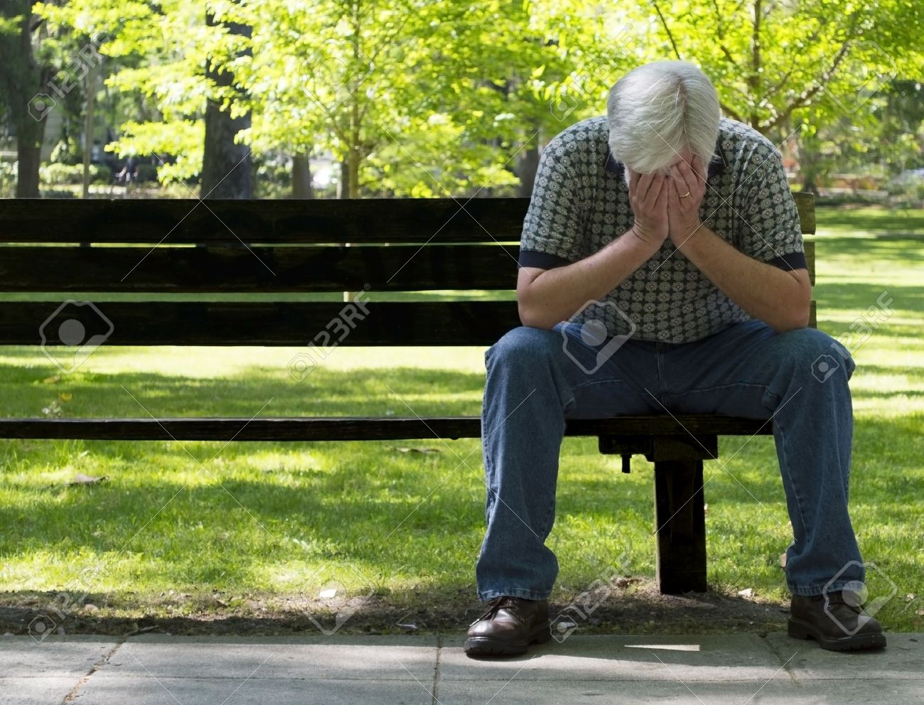 Deprime Homme Assis Sur Le Banc Banque D Images Et Photos Libres De Droits Image 24732198