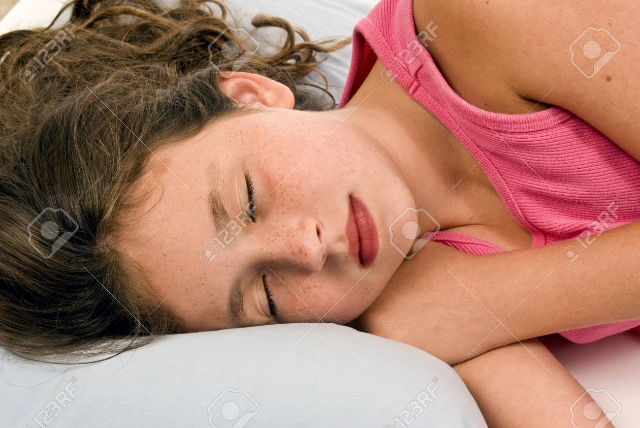 Женщина спит с открытым ртом. Девушка спит в кровати домашнее. Женщина спит. Блондинка спит. Спящую тихо снял.
