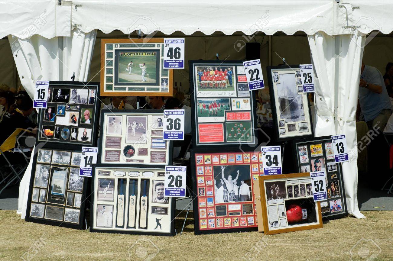 エバーズリー イギリス 11 年 6 月 3 日 スポーツのコレクションやエバーズリー 英国のチャリティー イベントでサイレント オークションで他の有名人メモラビリア の写真素材 画像素材 Image