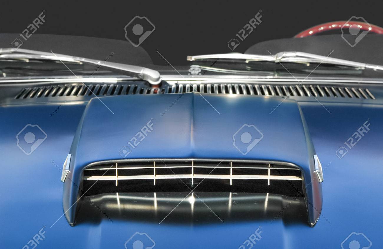 古典的な筋肉の車のエンジンの吸気とフロント ガラスのクローズ アップ の写真素材 画像素材 Image 古典的な筋肉の車のエンジンの吸気とフロント ガラスのクローズ アップ の写真素材 画像素材 Image