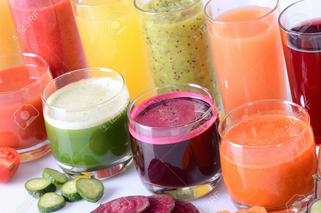 フルーツ ジュース ブドウ イチゴ オレンジ キウイ グレープ フルーツ アップル 野菜ジュース トマト きゅうり 大根 人参 の写真素材 画像素材 Image
