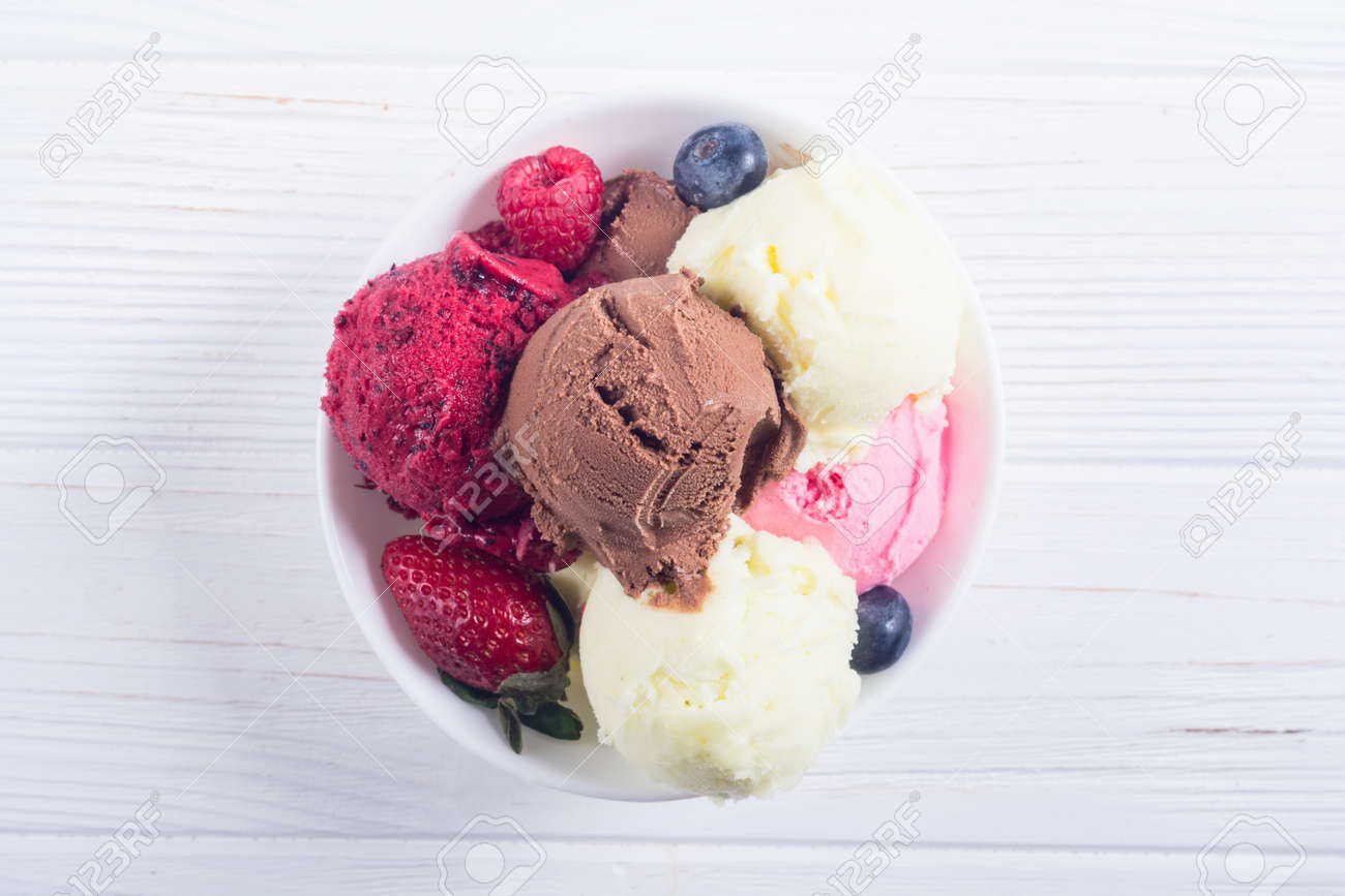 Mix of ice cream ball . berries , chocolate and vanilla - 121312842 Mix of ice cream ball . berries , chocolate and vanilla - 121312842