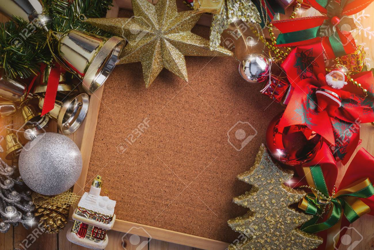 空白コルクボード メリー クリスマスと幸せな新しい Year With テキストの無料コピー スペースにお祝いの装飾クリスマスの背景 の写真素材 画像素材 Image