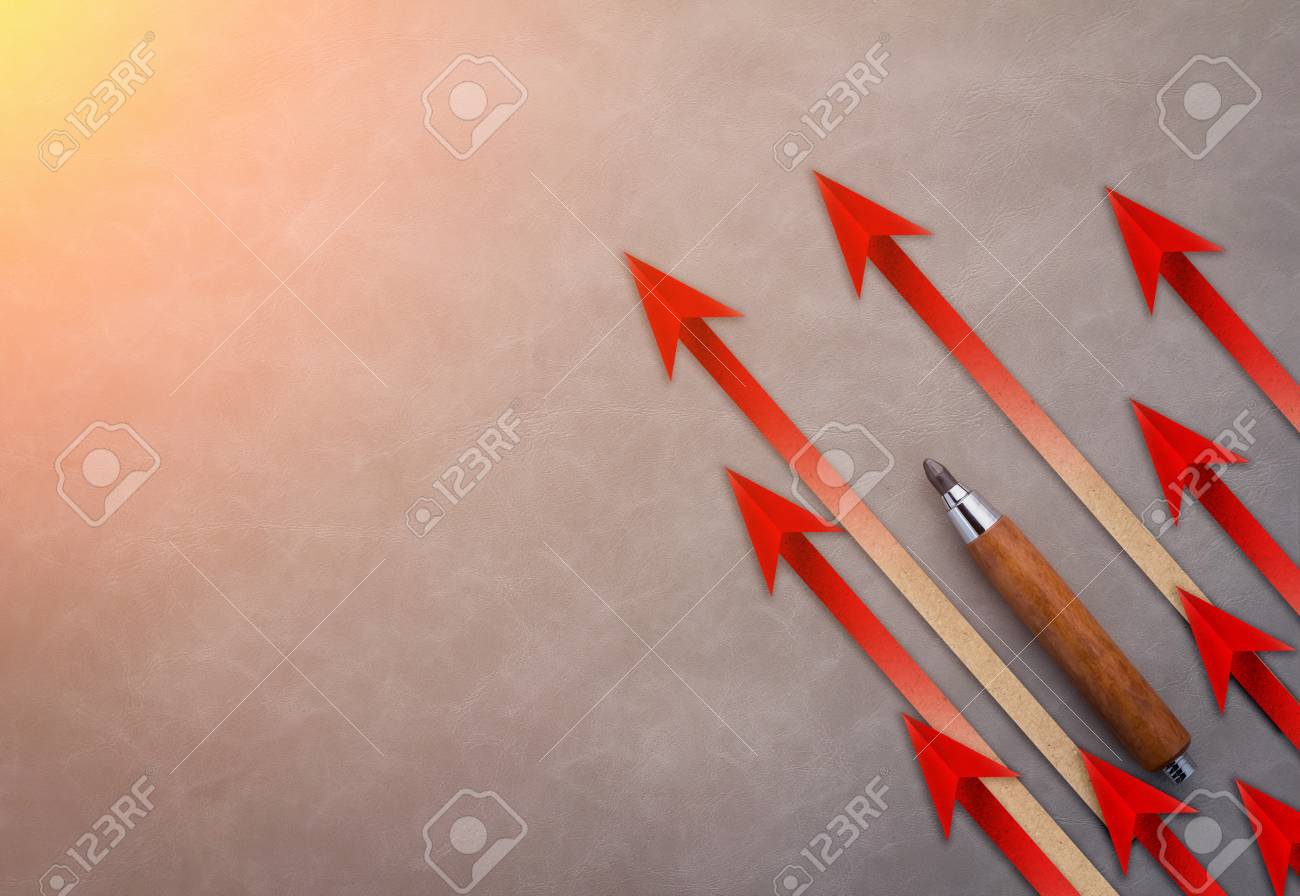 赤い矢印のリーダー ビジネス コンセプトです イラスト ビジネスと灰色の背景上のスポーツ競争 テキストの無料コピー スペースの右側にある矢印 の写真素材 画像素材 Image
