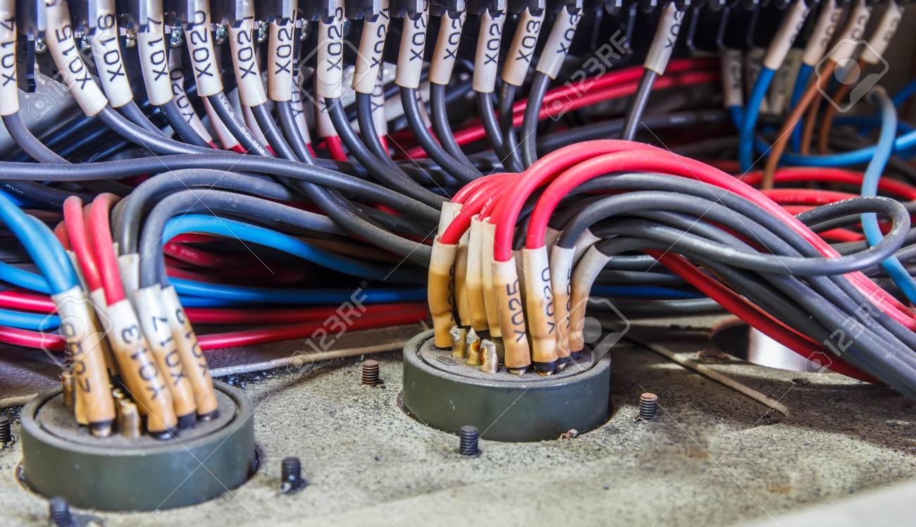 배선 - 업계에서 전선을 사용한 프로그램 제어 패널 로열티 무료 사진, 그림, 이미지 그리고 스톡포토그래피. Image 56491687