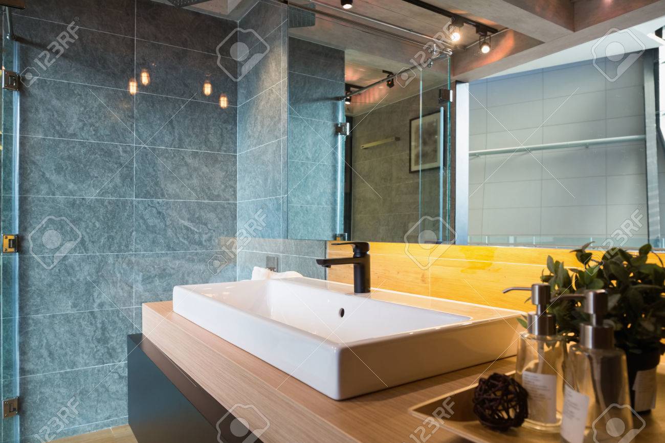 designer waschbecken badezimmer stil, glas duschkabine und weiße keramik waschbecken in einem loft-stil, Design ideen