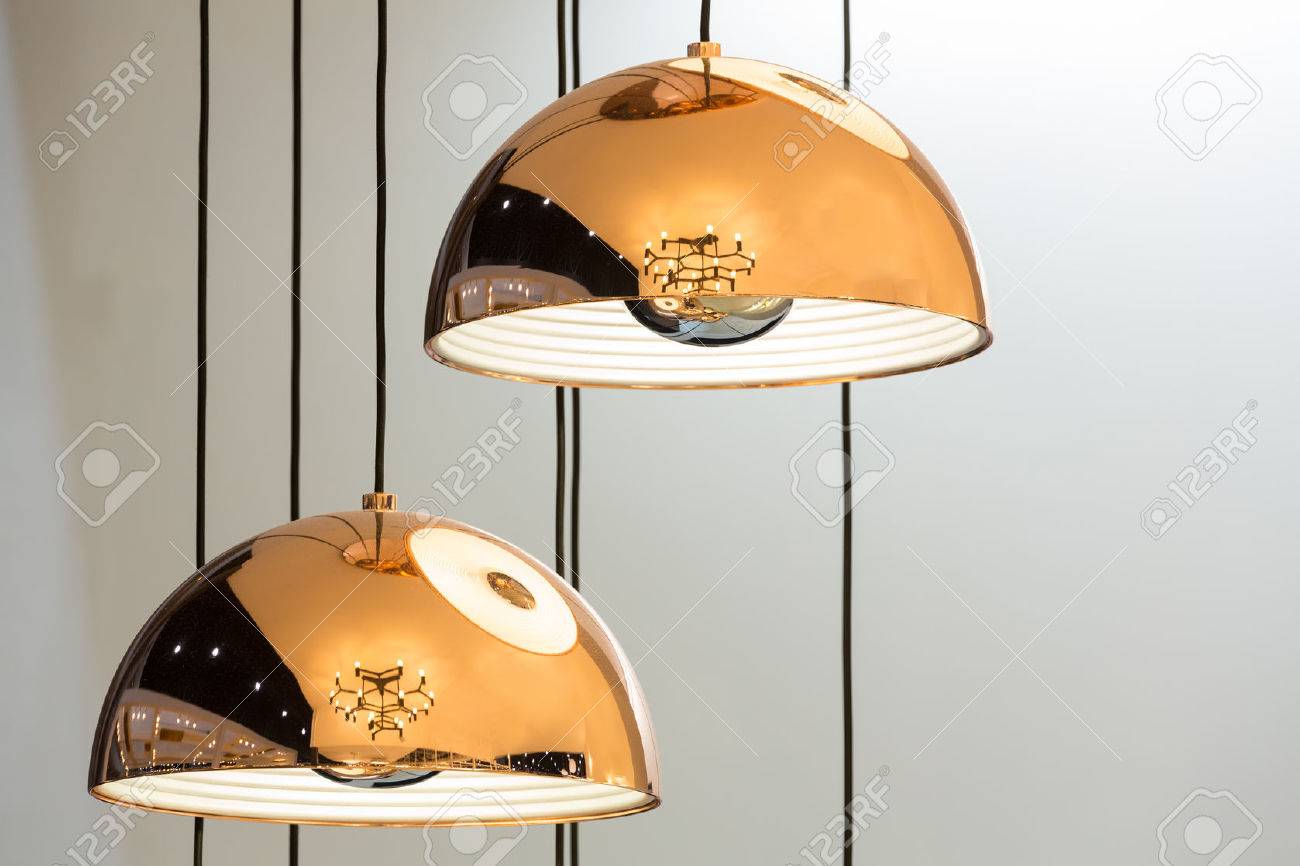 Moderne bronze dekoration lampen und lampenschirme gegen weiße
