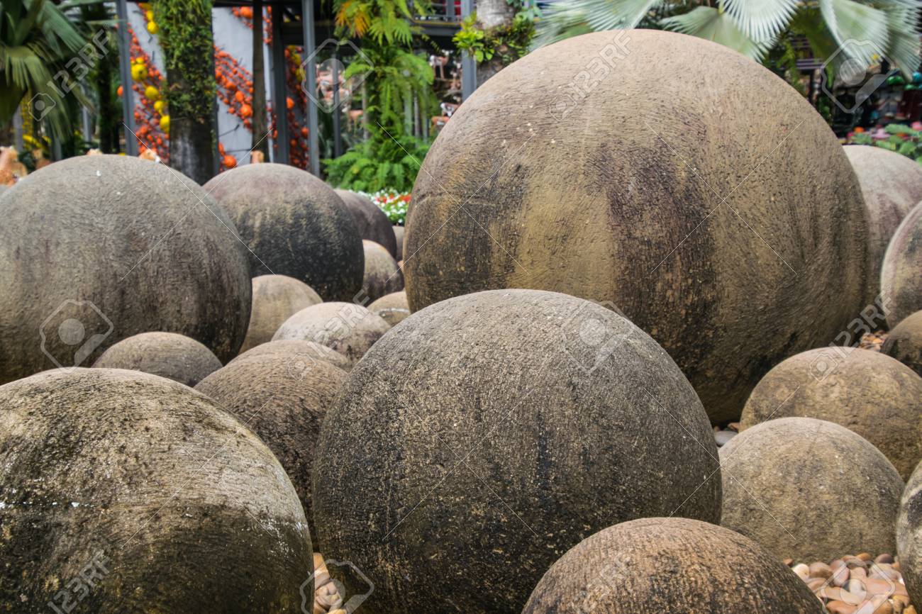 Steingarten Vorbereitet Durch Eine Kugel Mit Verschiedenen Formen Formen Und Grossen Fur Gartendekoration Verwendet Lizenzfreie Fotos Bilder Und Stock Fotografie Image 51747519
