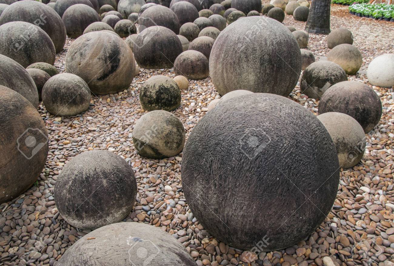 Steingarten Vorbereitet Durch Eine Kugel Mit Verschiedenen Formen Formen Und Grossen Fur Gartendekoration Verwendet Lizenzfreie Fotos Bilder Und Stock Fotografie Image 51747520