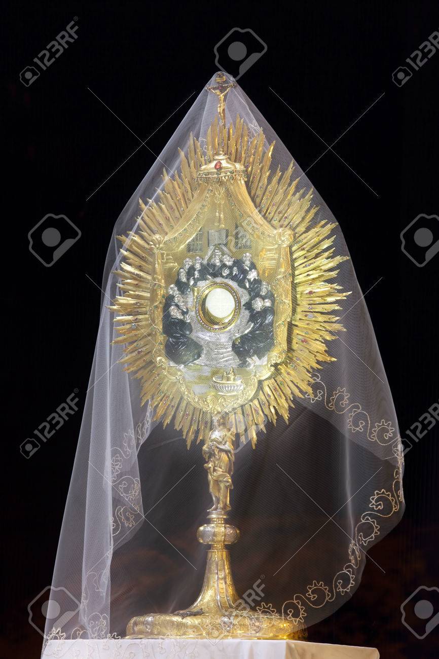 Ostensoir Avec Le Corps Du Christ Dans L Eglise Pendant Paques Banque D Images Et Photos Libres De Droits Image