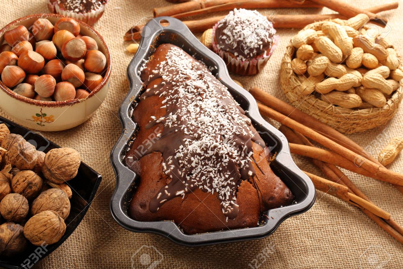 Noix De Noel Gateau Dans Le Moule En Forme De Sapin De Noel Banque D Images Et Photos Libres De Droits Image Noix De Noel Gateau Dans Le Moule En Forme De Sapin De Noel Banque D Images Et Photos Libres De Droits Image