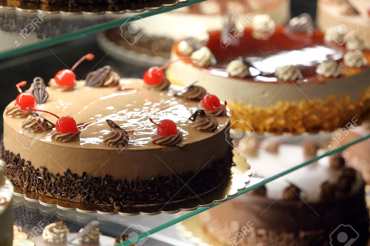 Differents Types De Gateaux Dans L Affichage Boutique De Verre De Patisserie Banque D Images Et Photos Libres De Droits Image