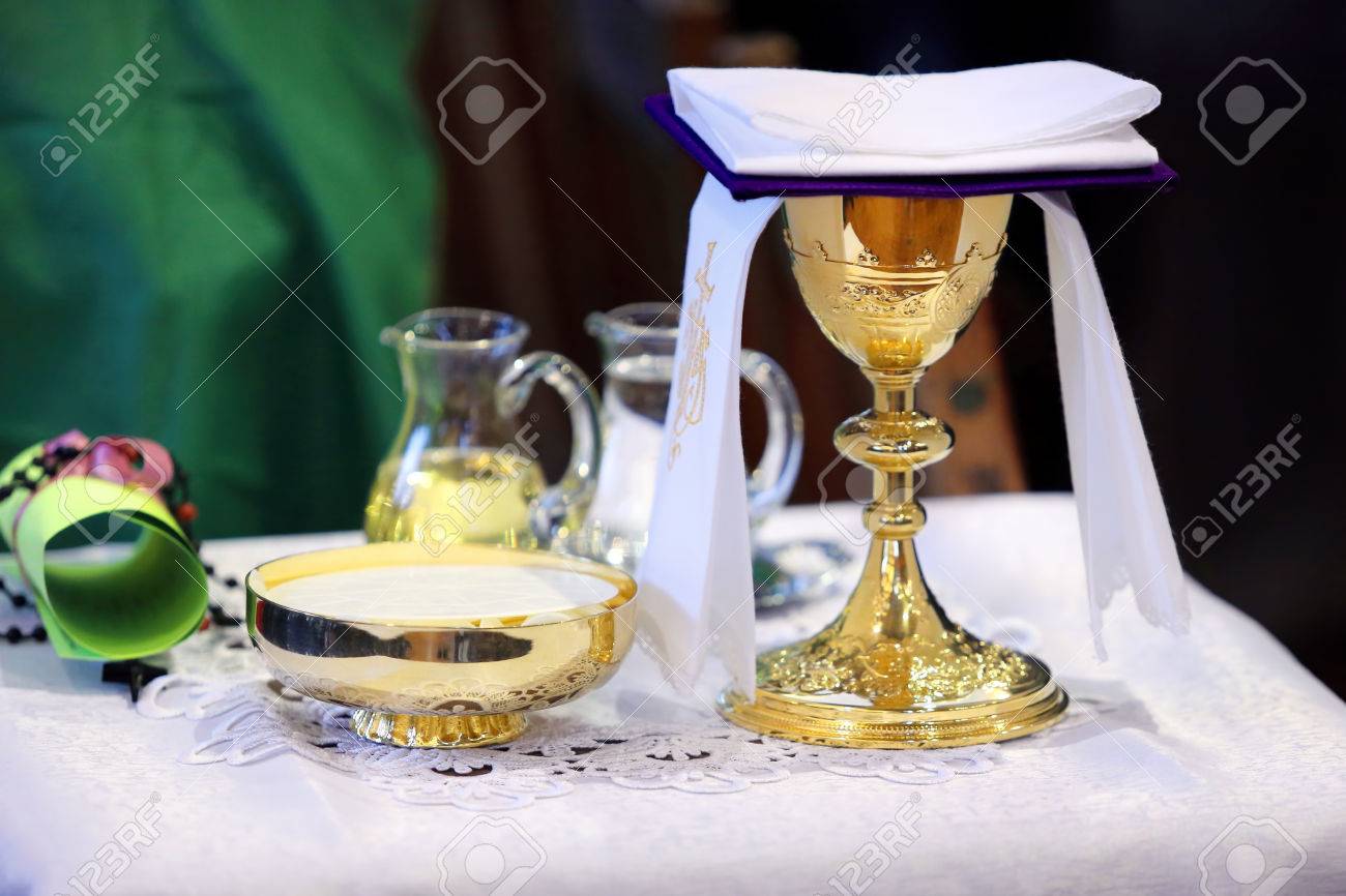 金杯 ミサの間に祭壇の上 の写真素材 画像素材 Image