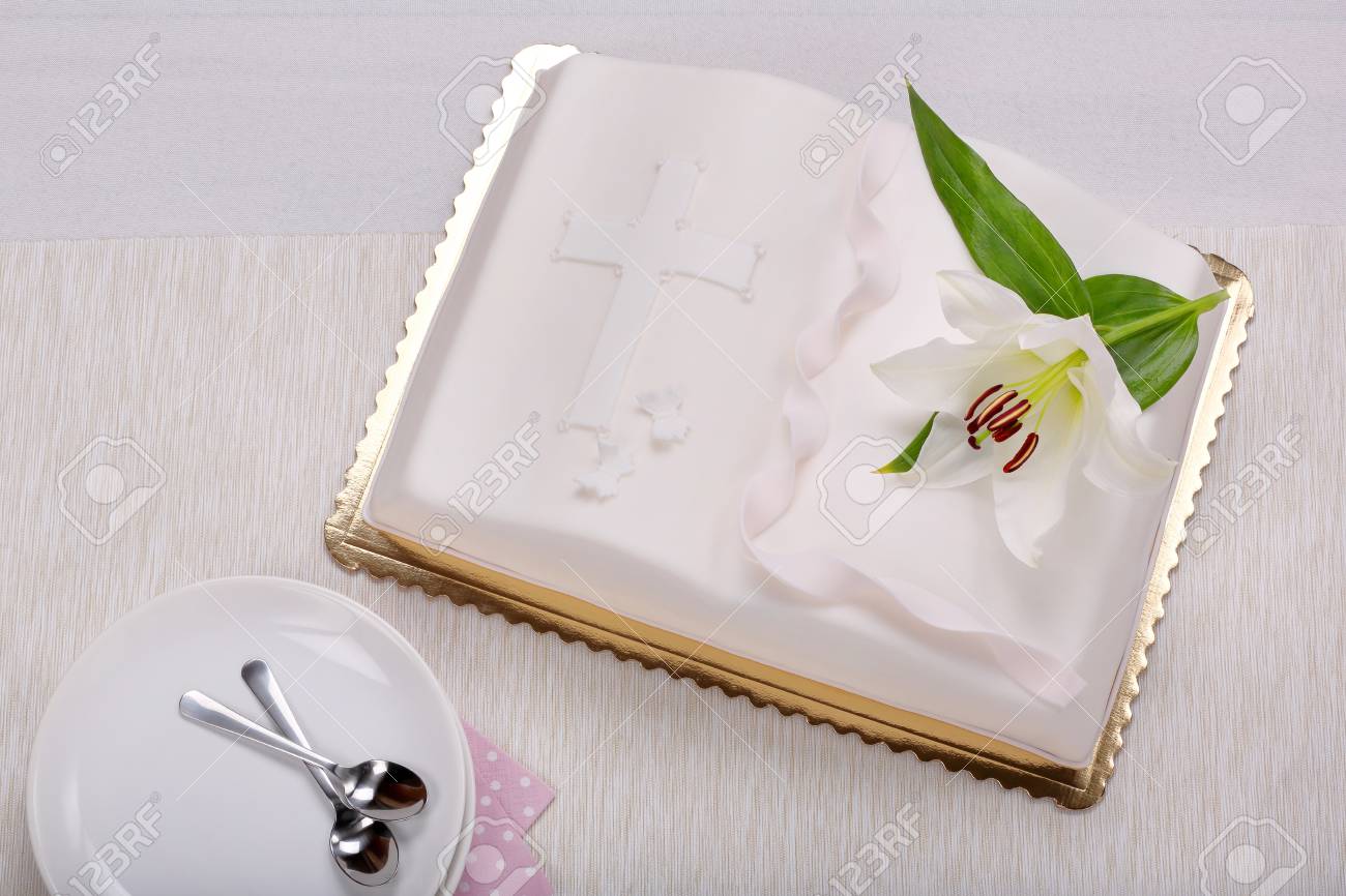Premier Gateau De Communion Sur La Table Et L Espace Pour Le Texte Banque D Images Et Photos Libres De Droits Image Premier Gateau De Communion Sur La Table Et L Espace Pour Le Texte Banque D Images Et Photos Libres De Droits Image