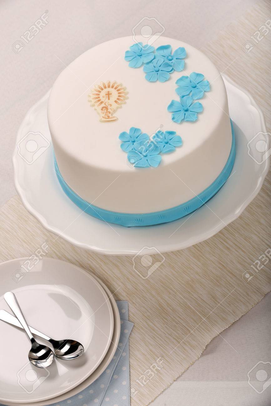 Premier Gateau De Communion Sur La Table Et L Espace Pour Le Texte Banque D Images Et Photos Libres De Droits Image Premier Gateau De Communion Sur La Table Et L Espace Pour Le Texte Banque D Images Et Photos Libres De Droits Image