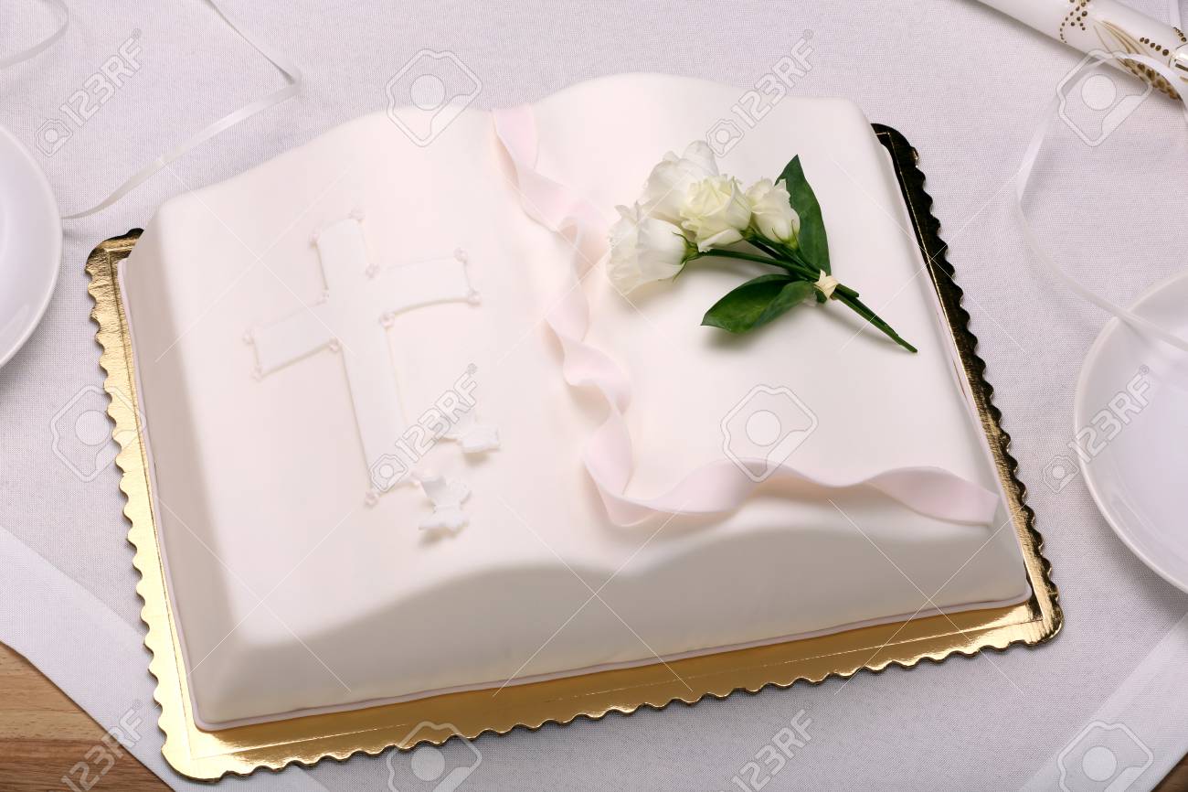 Premier Gateau De Communion Sur La Table Et L Espace Pour Le Texte Banque D Images Et Photos Libres De Droits Image