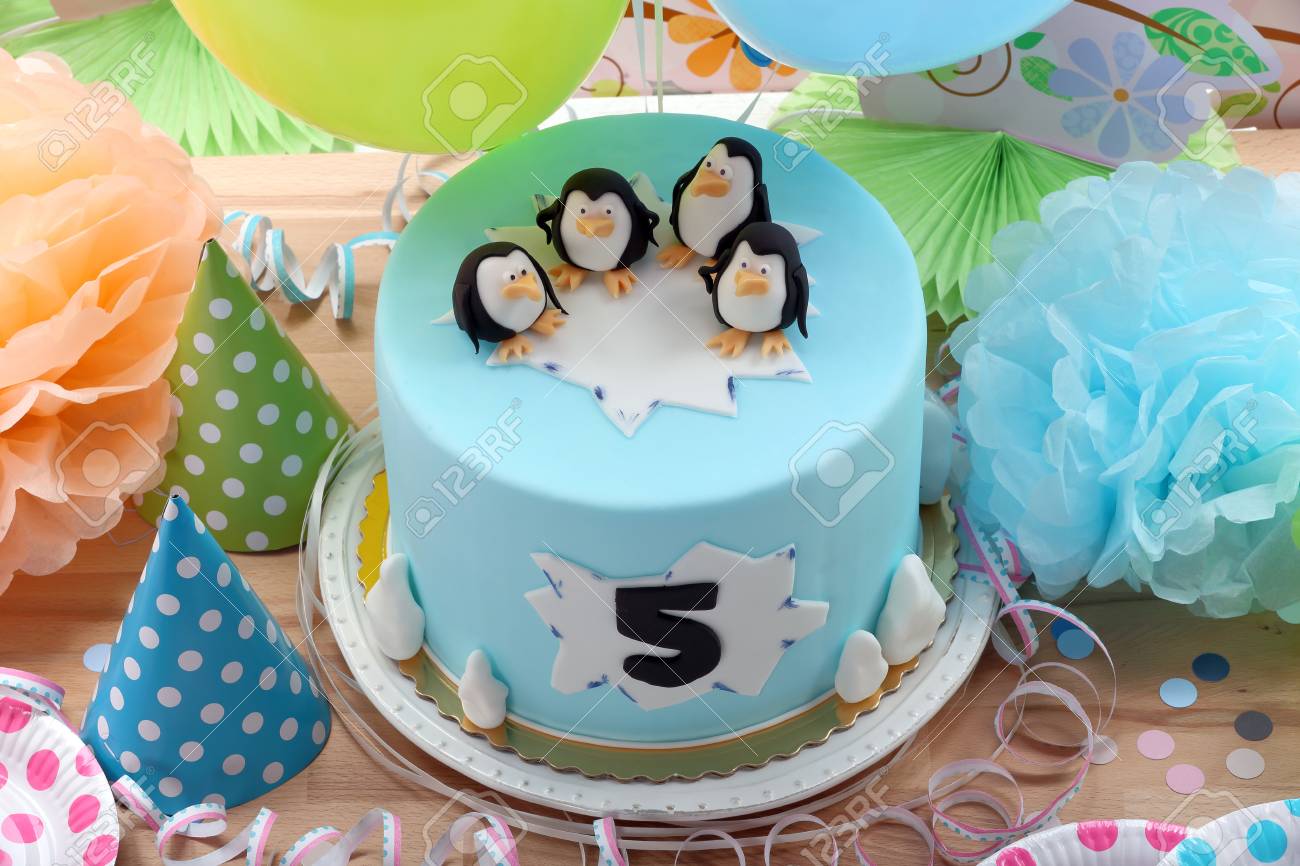Gateau D Anniversaire Avec Des Pingouins Et Un Espace Pour Le Texte Banque D Images Et Photos Libres De Droits Image