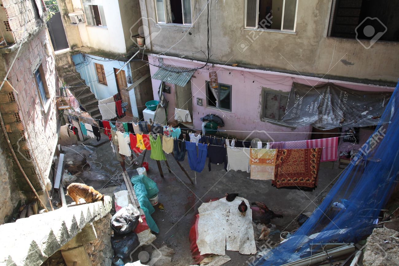 貧民街 Rocinha のスラム街のリオ デ ジャネイロ ブラジル 11 年 6 月 17 日 ハイアングル の写真素材 画像素材 Image