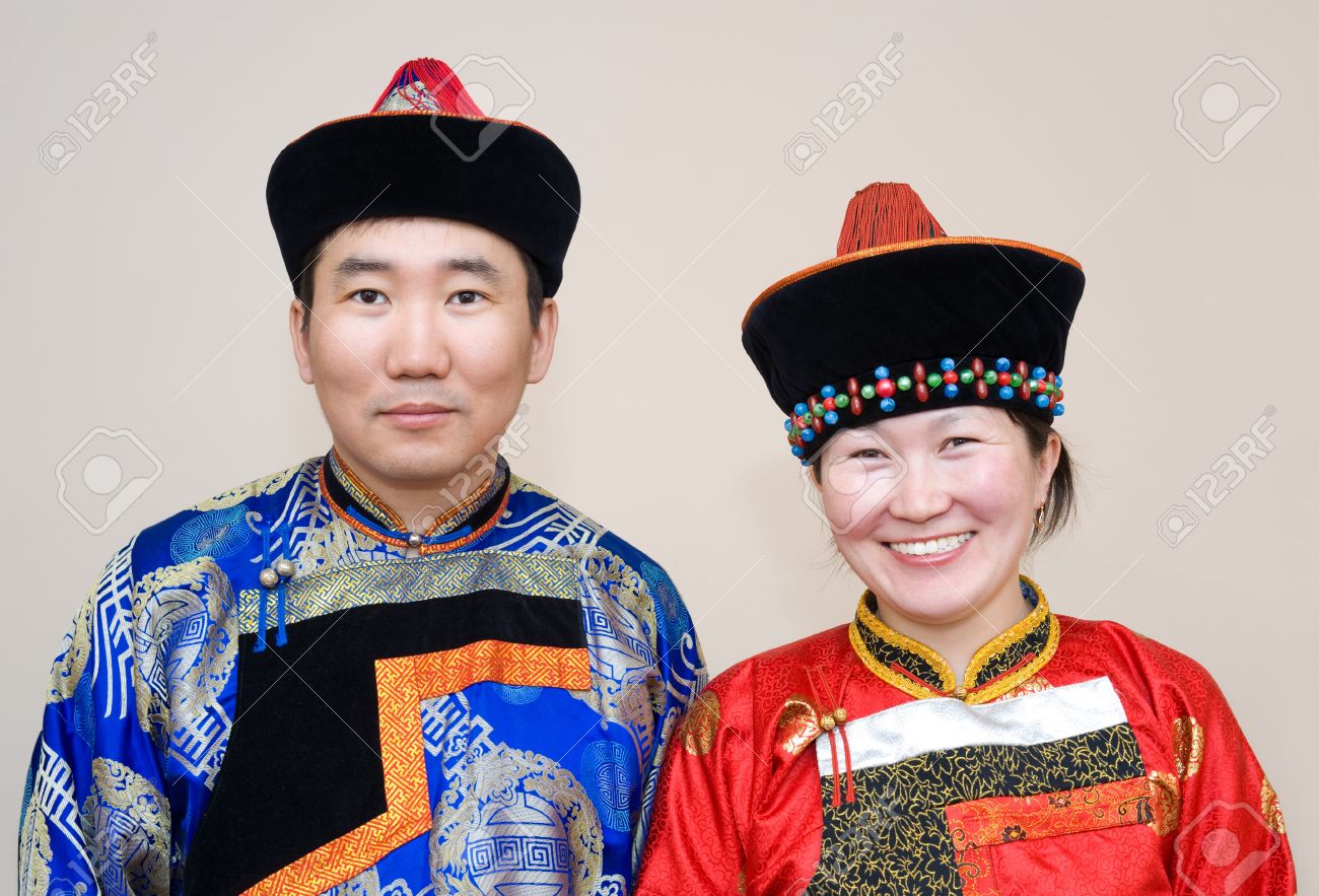 ブリヤート語 モンゴル文字 の若いカップル 夫および妻 の写真素材 画像素材 Image ブリヤート語 モンゴル文字 の若いカップル 夫および妻 の写真素材 画像素材 Image
