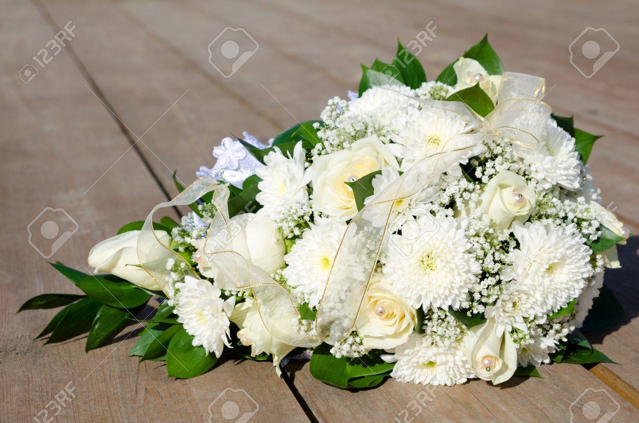 白いバラ 木製の表面に菊の花の花束 の写真素材 画像素材 Image 白いバラ 木製の表面に菊の花の花束 の写真素材 画像素材 Image