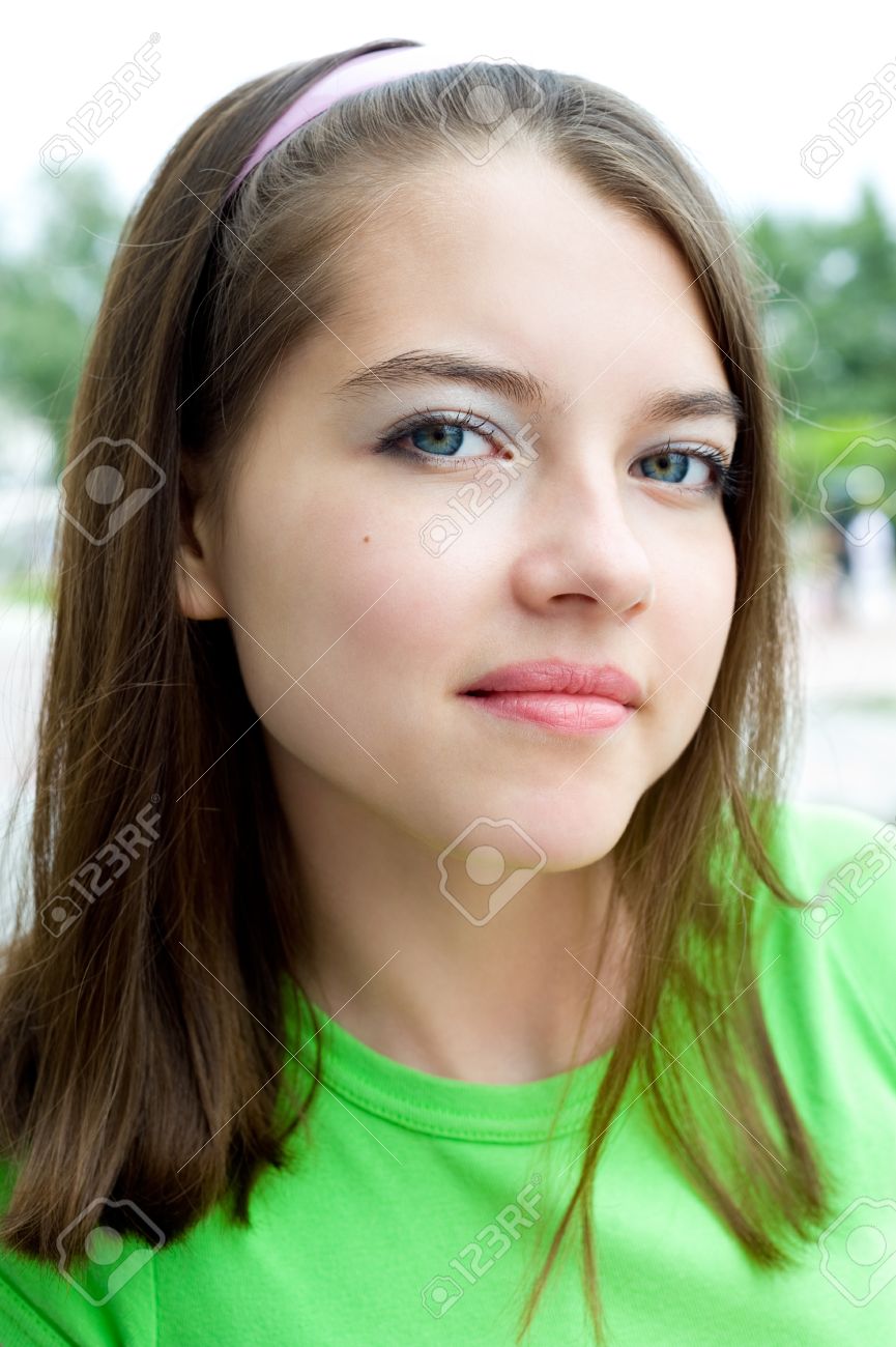 european girl カメラに探している若いの笑顔の美しいのヨーロッパ少女の肖像画の写真素材・画像素材 Image 17496809