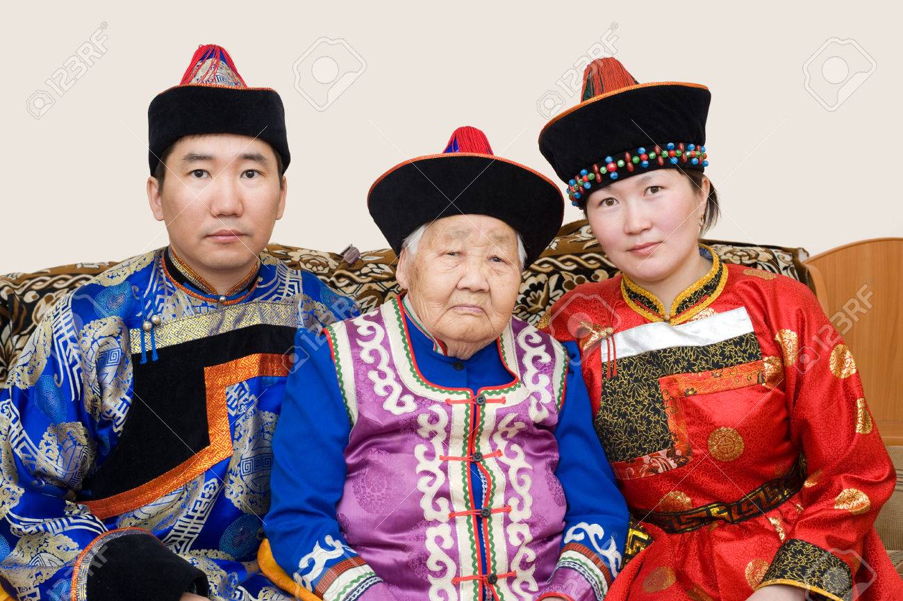 ブリヤート モンゴルの家族の祖母 孫および彼の妻は 民族衣装 の写真素材 画像素材 Image ブリヤート モンゴルの家族の祖母 孫および彼の妻は 民族衣装 の写真素材 画像素材 Image