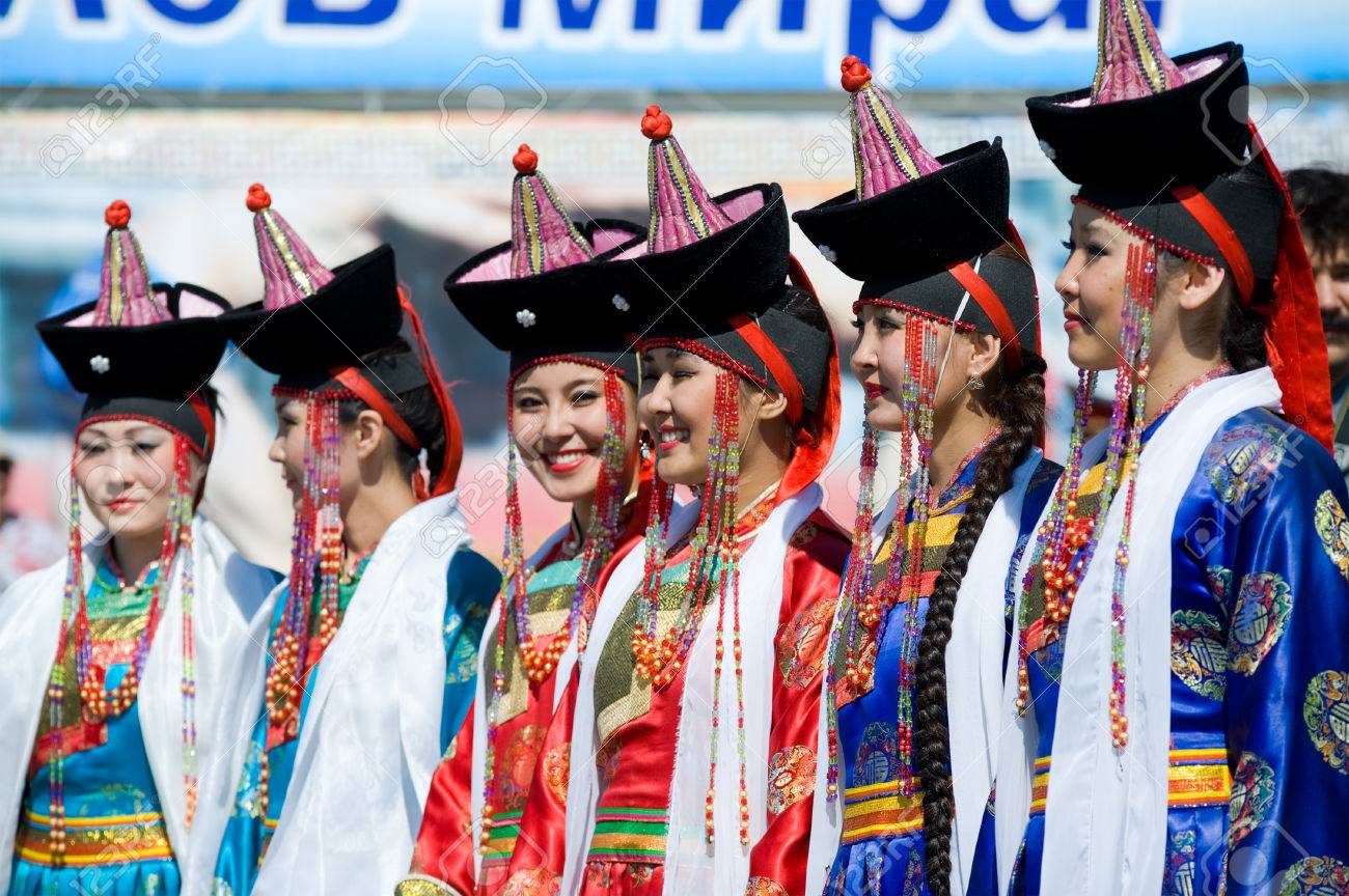 ウランウデ ロシア連邦 国立ブリヤート モンゴル衣装で 10 年 7 月 17 日ダンサー女性を待つ世界モンゴル大会の第 4 回一般セッションのオープニングでのパフォーマンス の写真素材 画像素材 Image ウランウデ ロシア連邦 国立ブリヤート モンゴル衣装で 10 年 7 月 17 日ダンサー女性を待つ世界モンゴル大会の第 4 回一般セッションのオープニングでのパフォーマンス の写真素材 画像素材 Image
