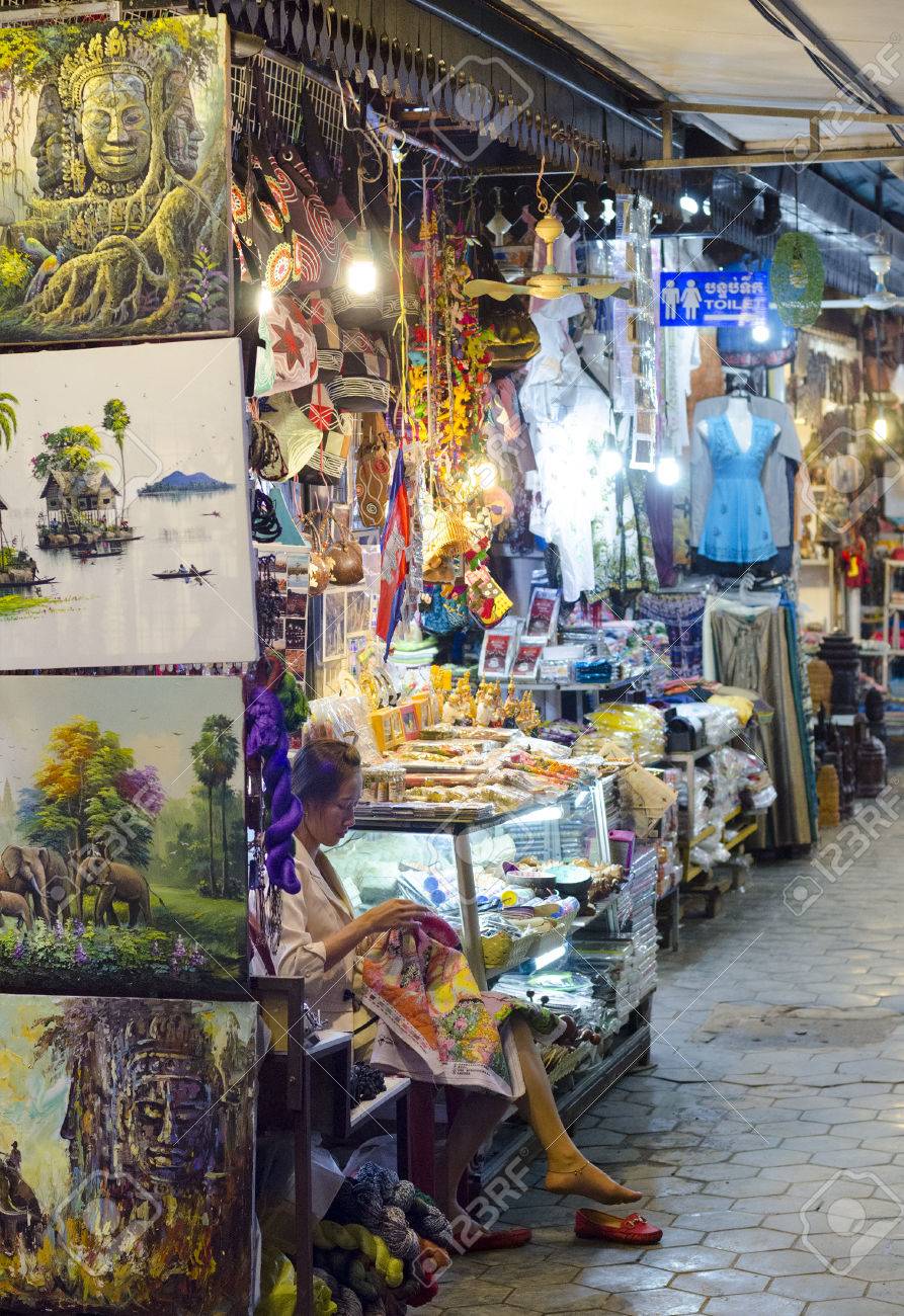 シェムリ アップ カンボジア 14 年 6 月 21 日 身元不明の女性は 絵画やシェムリ アップの夜市場でお土産を販売しています 都市は アンコールの寺院へのゲートウェイとして 観光の中心地です の写真素材 画像素材 Image シェムリ アップ カンボジア 14 年 6 月 21 日 身元不明の女性は 絵画やシェムリ アップの夜市場でお土産を販売しています 都市は アンコールの寺院へのゲートウェイとして 観光の中心地です の写真素材 画像素材 Image