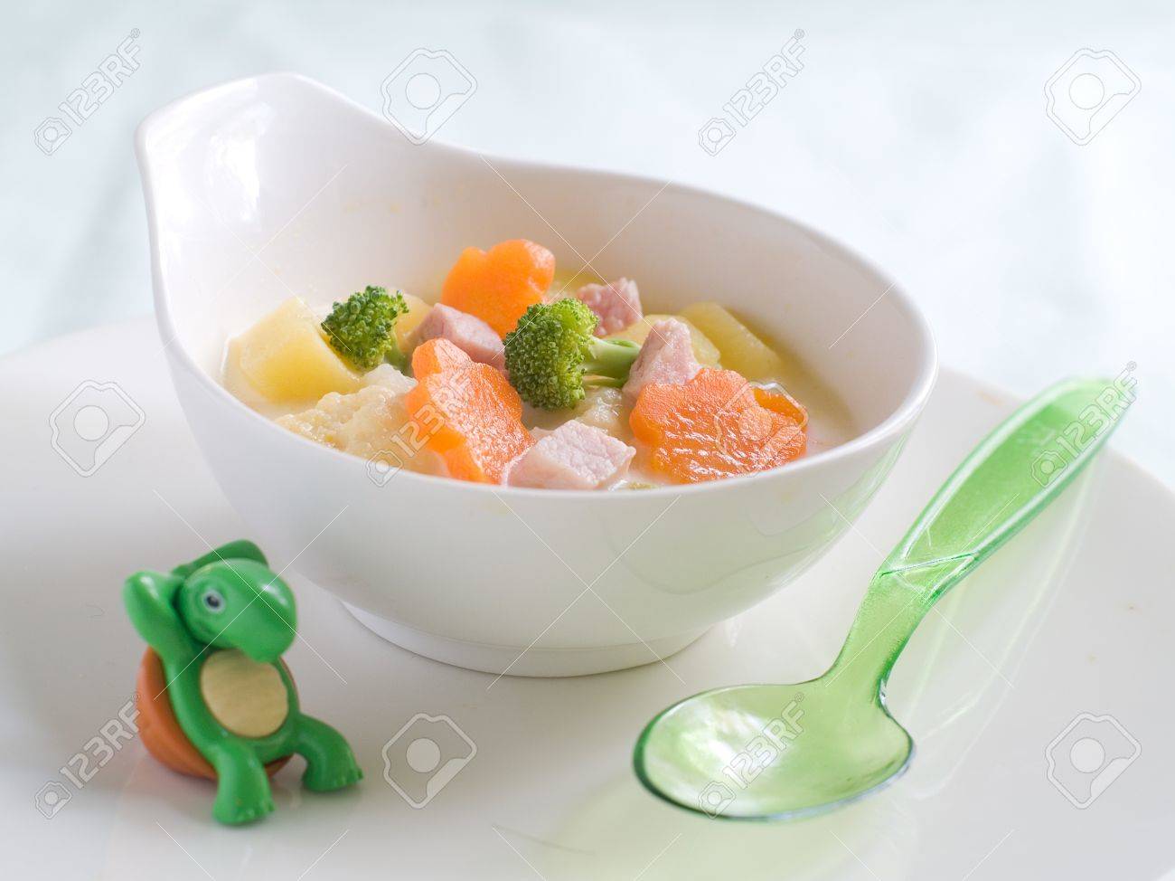 Un Bol De Soupe Pour Bebe Tourne Pour Un Article Sur Maison Biologiques Aliments Pour Bebes En Bonne Sante Banque D Images Et Photos Libres De Droits Image