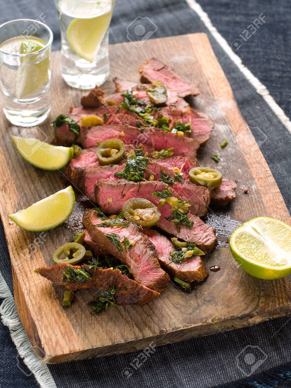 メキシコ ステーキ ハラペーニョのコショウ テキーラ 選択と集中 の写真素材 画像素材 Image