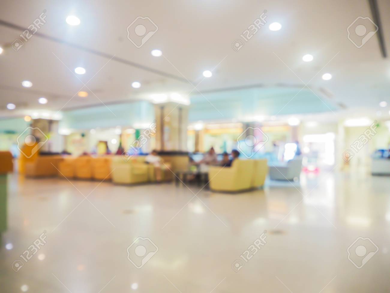 背景をぼかした写真待合室 抽象的な病院の背景をぼかし ぼかし患者を待っている抽象的な背景の病院で診察を受ける の写真素材 画像素材 Image