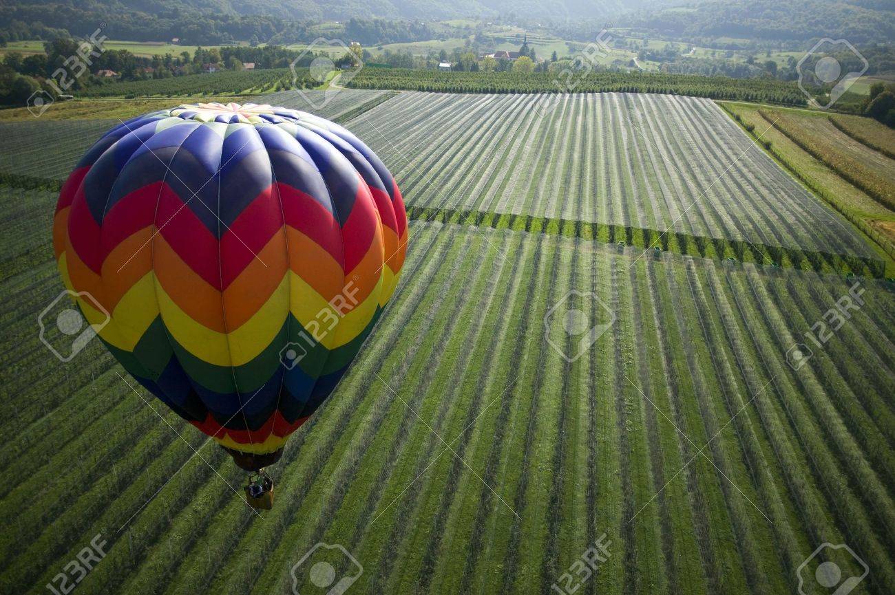 フォア グラウンドで気球上からフィールドを表示します の写真素材 画像素材 Image