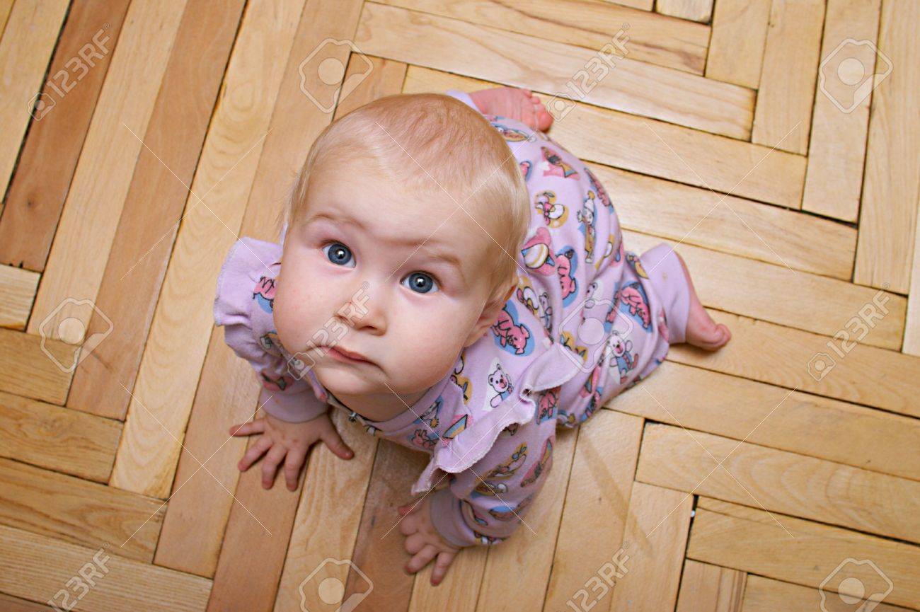 すべての Fours で変な顔と赤ちゃん の写真素材 画像素材 Image すべての Fours で変な顔と赤ちゃん の写真素材 画像素材 Image