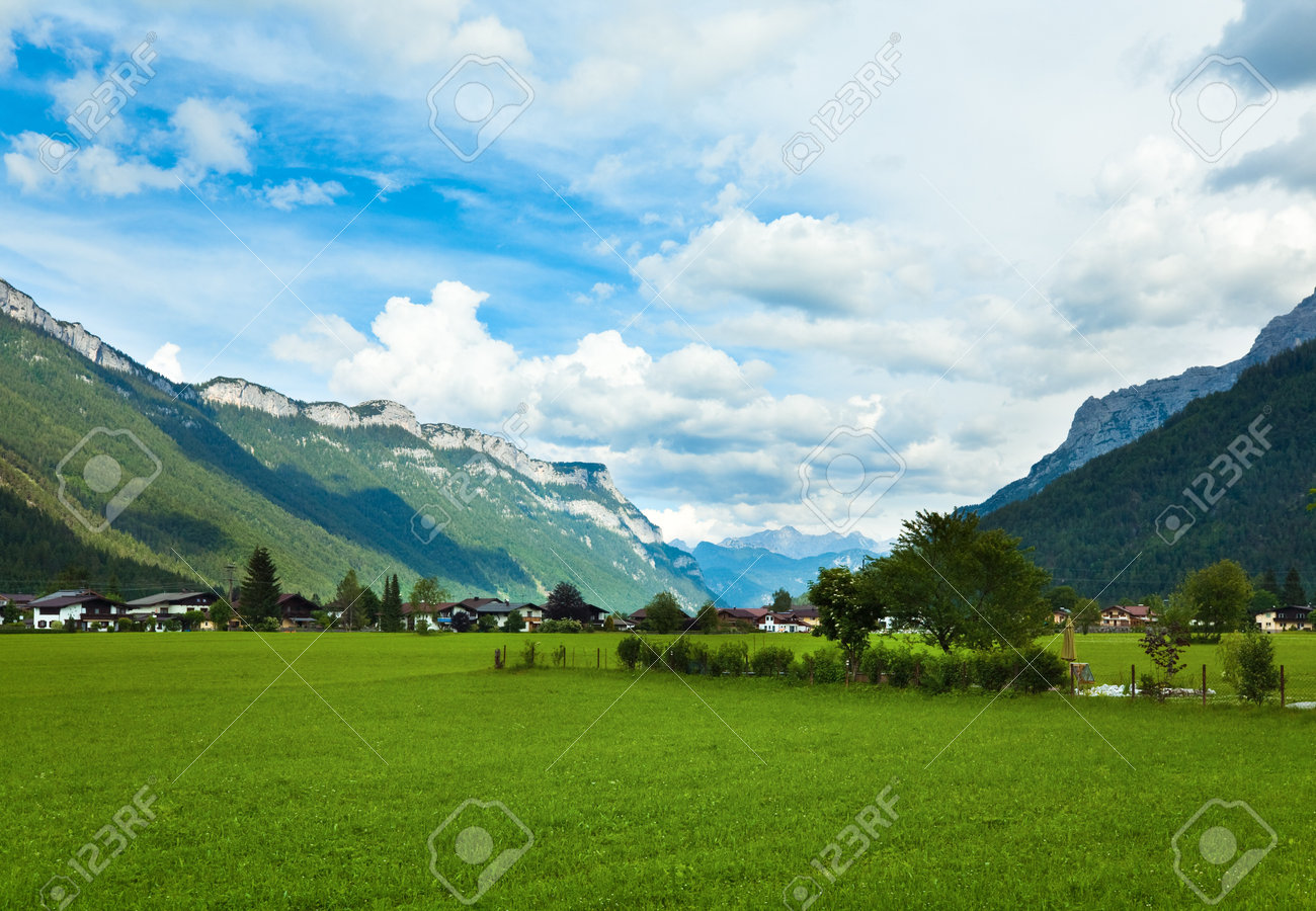 アルプス山国の静かな夏景色 オーストリア の写真素材 画像素材